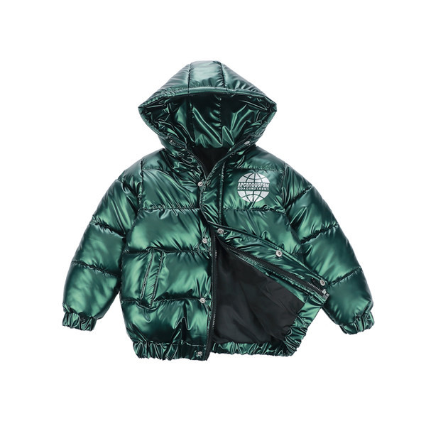 Téli gyerekkabát kapucnival és feliratokkal