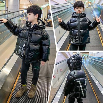 Szürke és fekete kapucnival ellátott téli gyerekkabát