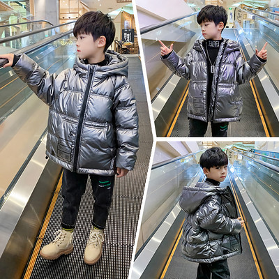 Szürke és fekete kapucnival ellátott téli gyerekkabát