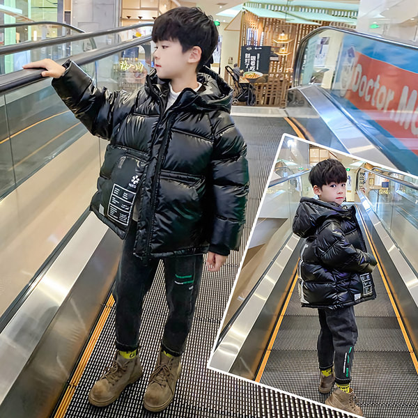 Szürke és fekete kapucnival ellátott téli gyerekkabát