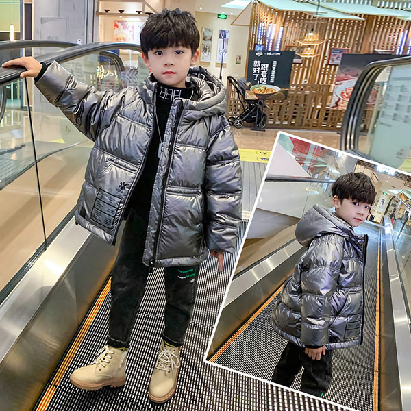 Szürke és fekete kapucnival ellátott téli gyerekkabát