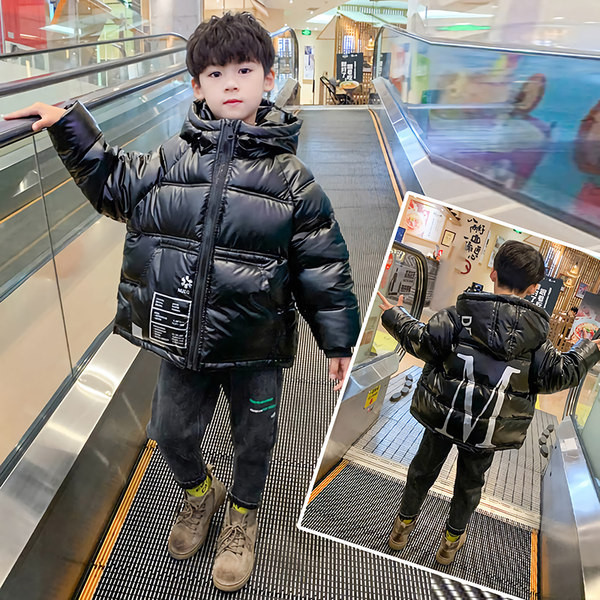 Szürke és fekete kapucnival ellátott téli gyerekkabát