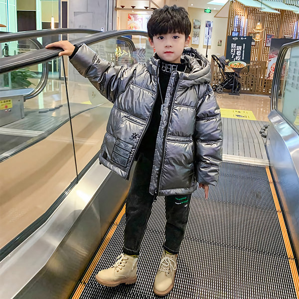 Szürke és fekete kapucnival ellátott téli gyerekkabát