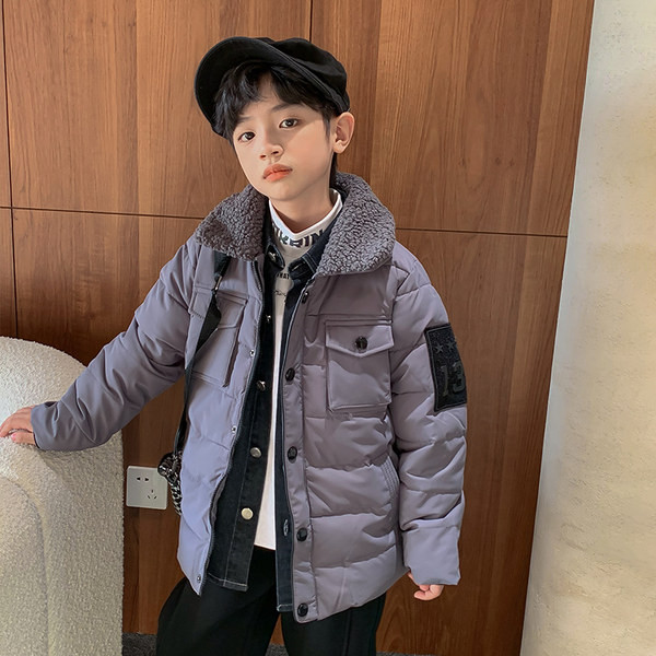 Téli gyerekkabát szürke és fekete gombokkal