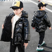 Modern gyerekkabát fiúknak nyakkendővel és sapkával