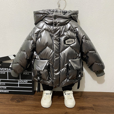 Modern gyerekkabát fiúknak nyakkendővel és sapkával