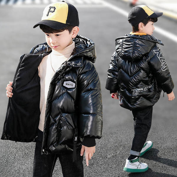 Modern gyerekkabát fiúknak nyakkendővel és sapkával