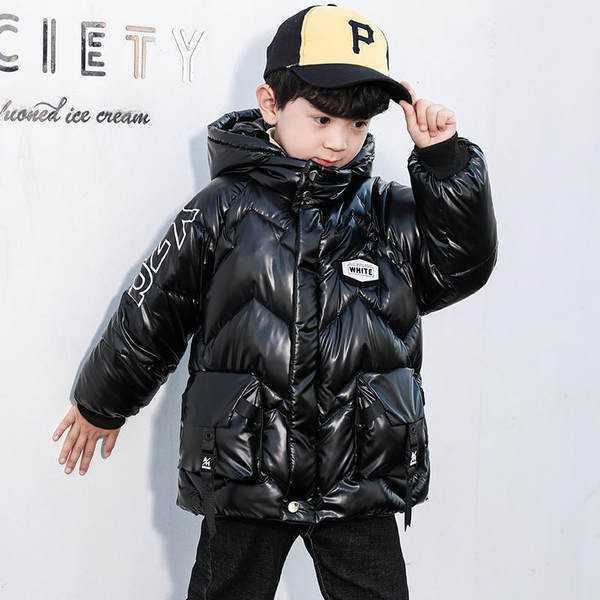 Modern gyerekkabát fiúknak nyakkendővel és sapkával