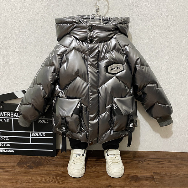 Modern gyerekkabát fiúknak nyakkendővel és sapkával