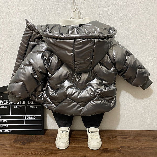 Modern gyerekkabát fiúknak nyakkendővel és sapkával