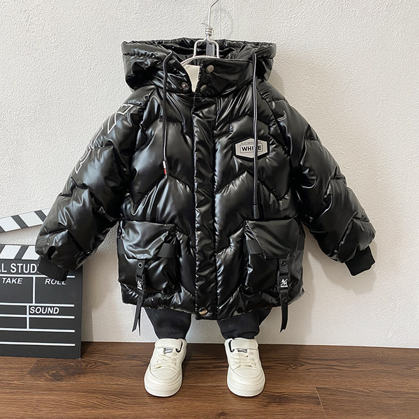 Modern gyerekkabát fiúknak nyakkendővel és sapkával