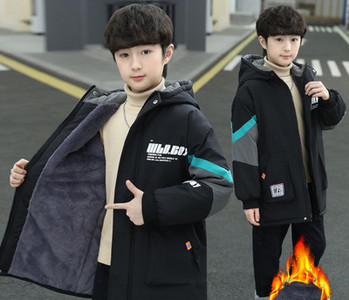 Gyerekkabát vastag bársony bélésű kapucnival és felirattal