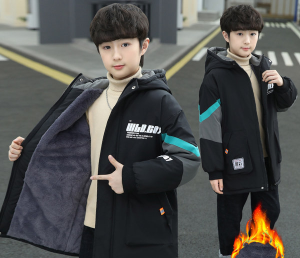 Gyerekkabát vastag bársony bélésű kapucnival és felirattal