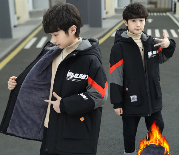 Gyerekkabát vastag bársony bélésű kapucnival és felirattal