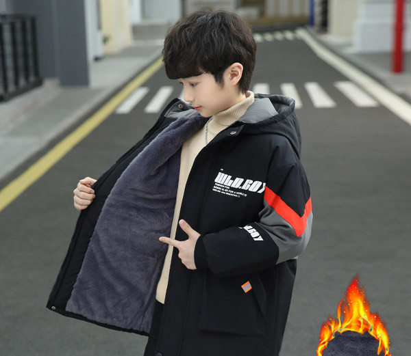 Gyerekkabát vastag bársony bélésű kapucnival és felirattal