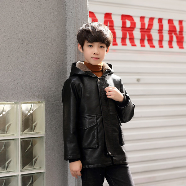 Gyermek bőrdzseki fiúknak kapucnival és zsebekkel