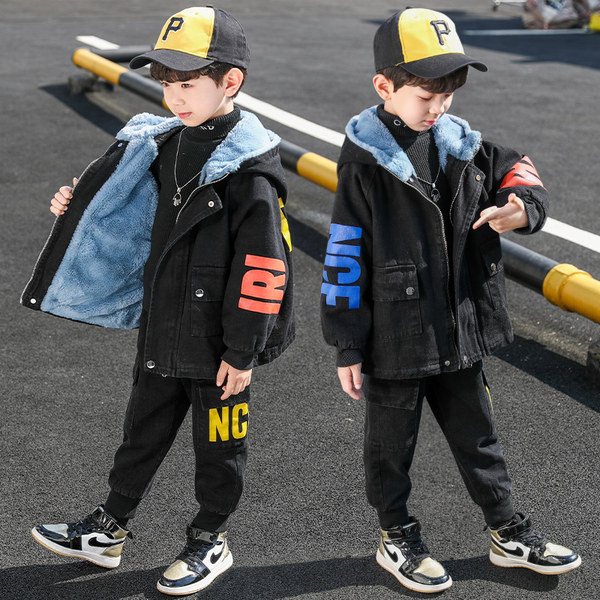 Őszi-téli kabát meleg béléssel, kapucnival