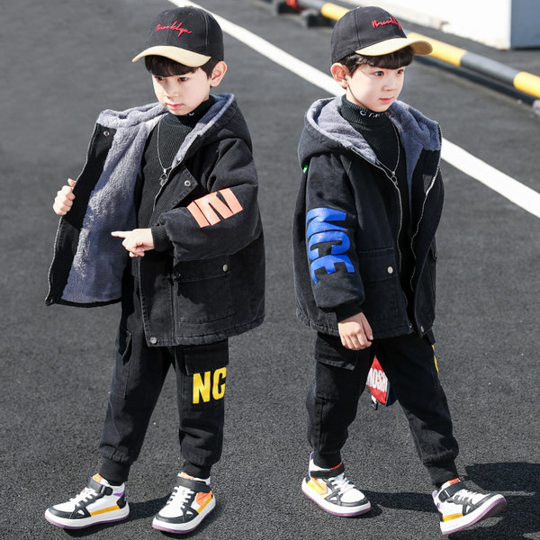 Őszi-téli kabát meleg béléssel, kapucnival