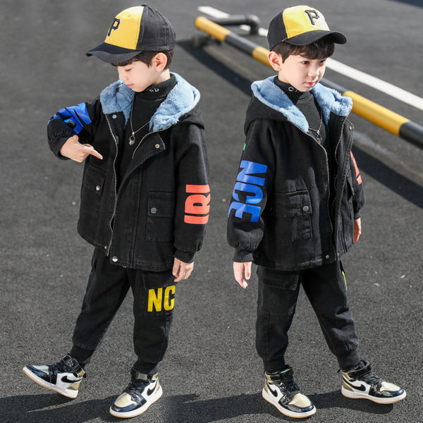 Őszi-téli kabát meleg béléssel, kapucnival