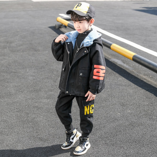 Őszi-téli kabát meleg béléssel, kapucnival