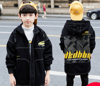 Gyerek dzseki kapucnival és felirattal fiúknak