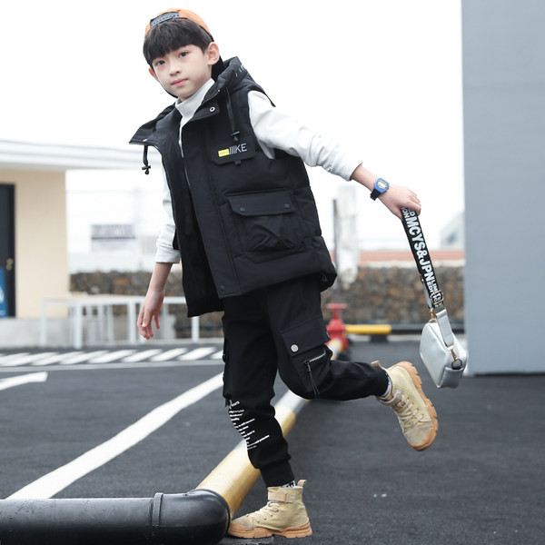 Alkalmi gyerekmellény kapucnival és zsebekkel