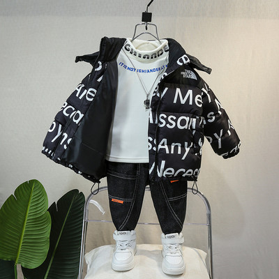 Rövid téli kabát feliratokkal és kapucnival