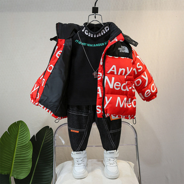 Rövid téli kabát feliratokkal és kapucnival