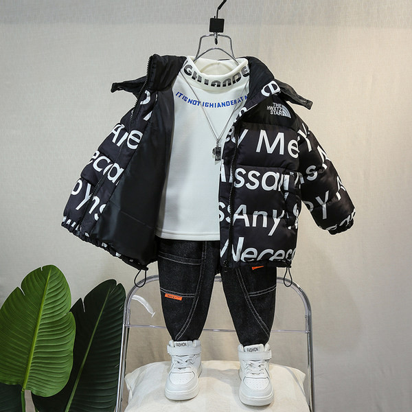 Rövid téli kabát feliratokkal és kapucnival