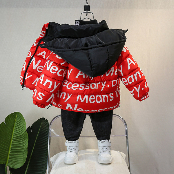 Rövid téli kabát feliratokkal és kapucnival