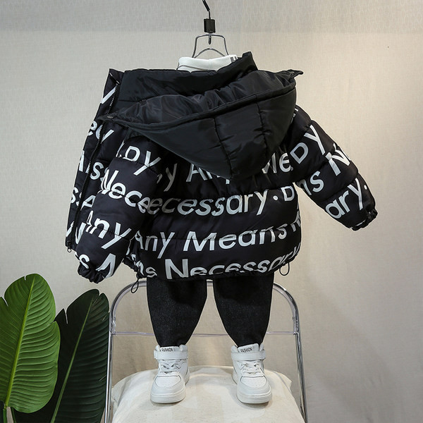 Rövid téli kabát feliratokkal és kapucnival