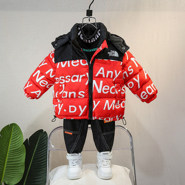 Rövid téli kabát feliratokkal és kapucnival