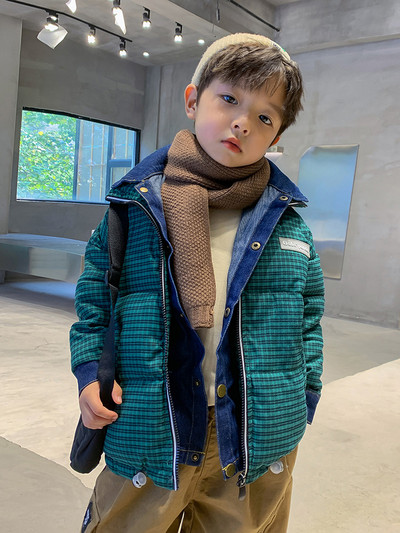 Rövid kockás téli kabát fiúknak