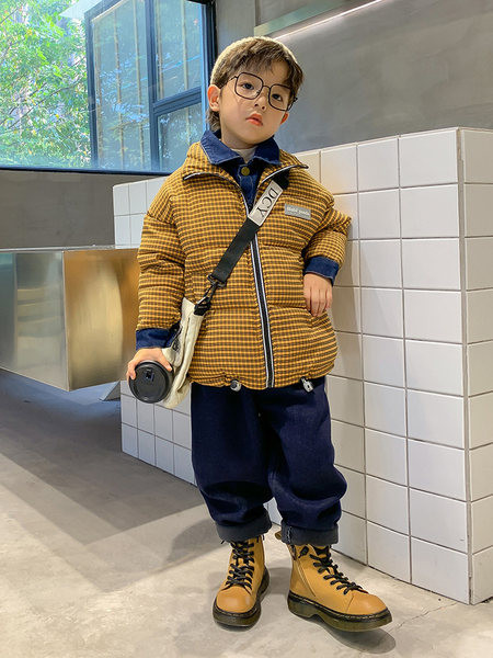 Rövid kockás téli kabát fiúknak