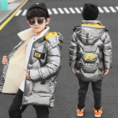 Vastag téli kabát, fényes hatással fiúknak