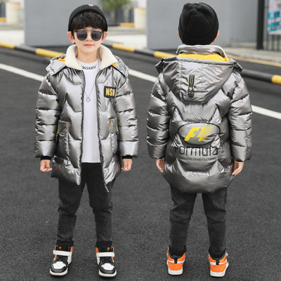 Vastag téli kabát, fényes hatással fiúknak