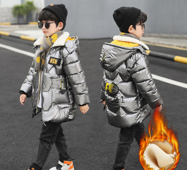 Vastag téli kabát, fényes hatással fiúknak