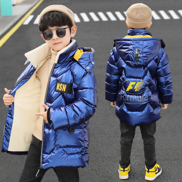 Vastag téli kabát, fényes hatással fiúknak