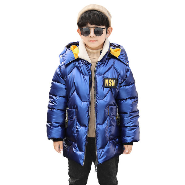 Vastag téli kabát, fényes hatással fiúknak
