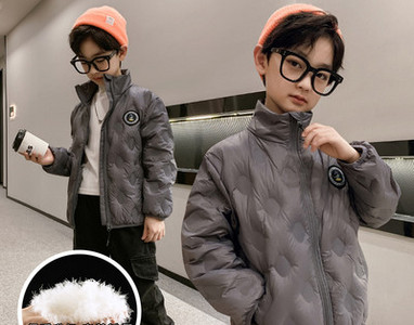 Κοντό φθινοπωρινό-χειμωνιάτικο μπουφάν για αγόρια με έμβλημα