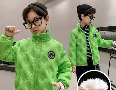 Κοντό φθινοπωρινό-χειμωνιάτικο μπουφάν για αγόρια με έμβλημα