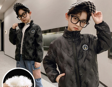 Κοντό φθινοπωρινό-χειμωνιάτικο μπουφάν για αγόρια με έμβλημα