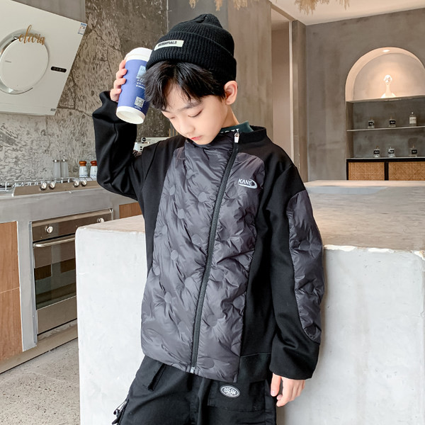 Gyermek alkalmi kabát két modell kapucnival és felirattal