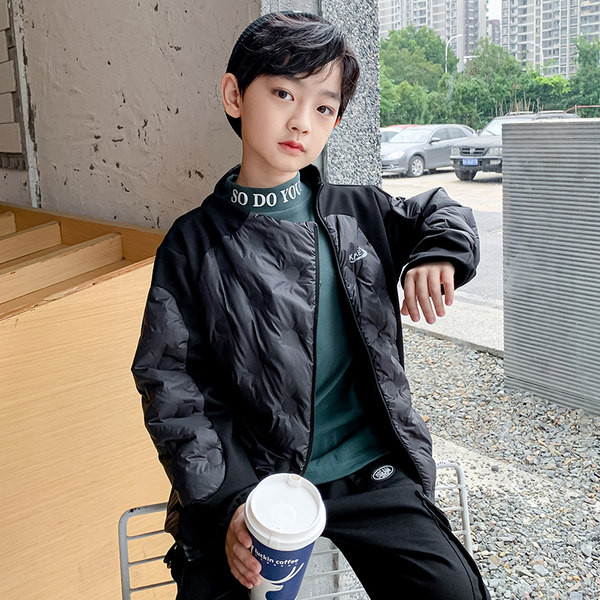 Gyermek alkalmi kabát két modell kapucnival és felirattal