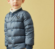 Μοντέρνο παιδικό μπουφάν με οβάλ λαιμόκοψη και κουμπιά