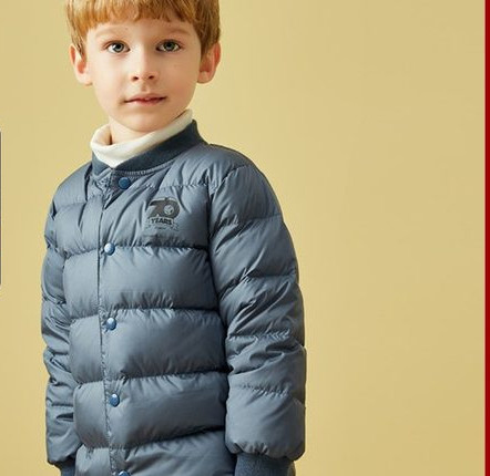 Μοντέρνο παιδικό μπουφάν με οβάλ λαιμόκοψη και κουμπιά
