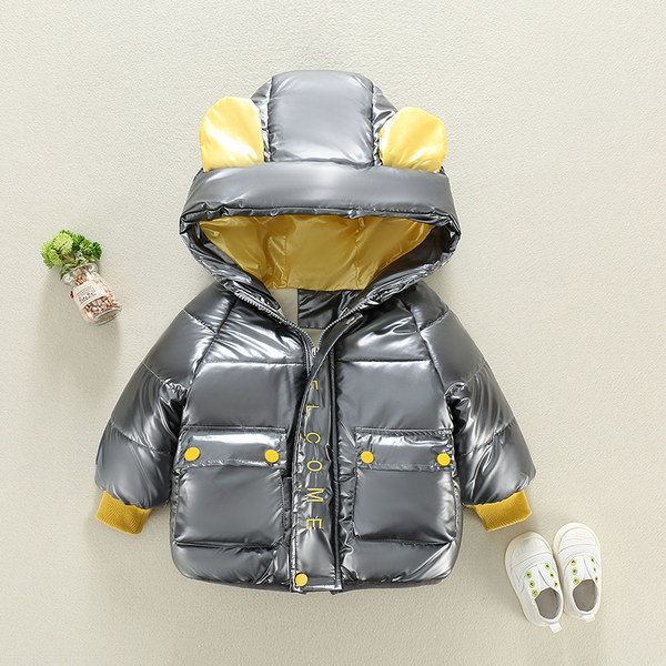 Gyermek téli kabát kapucnival és zsebekkel