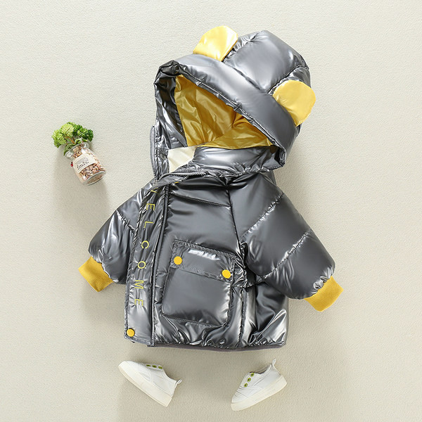 Gyermek téli kabát kapucnival és zsebekkel