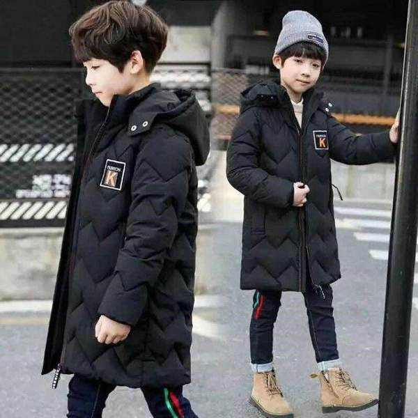Gyermek hosszú kabát emblémával és kapucnival