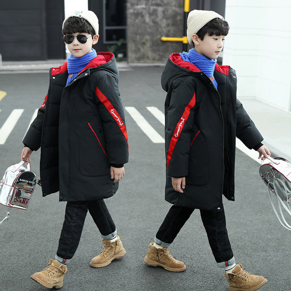 Hosszú, kapucnival ellátott gyerekkabát